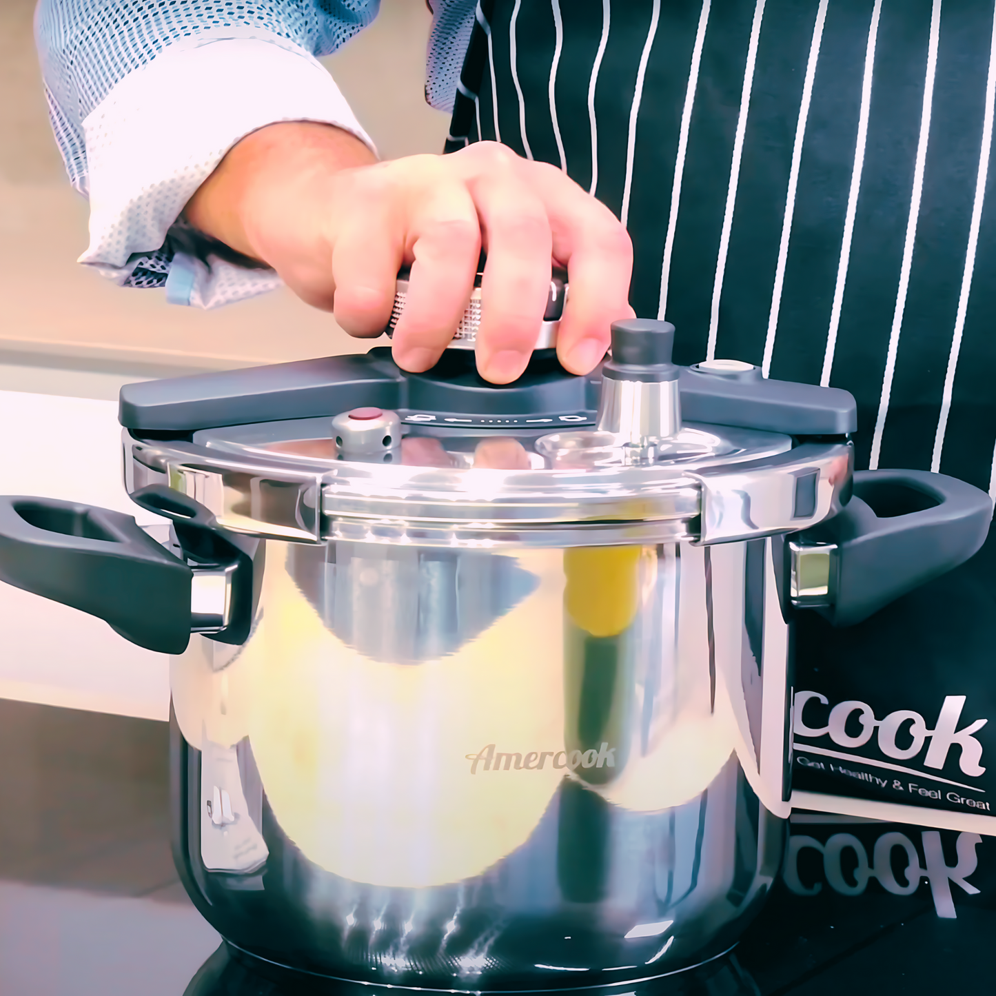 Easy Open pressure cooker with easy one-hand opening system